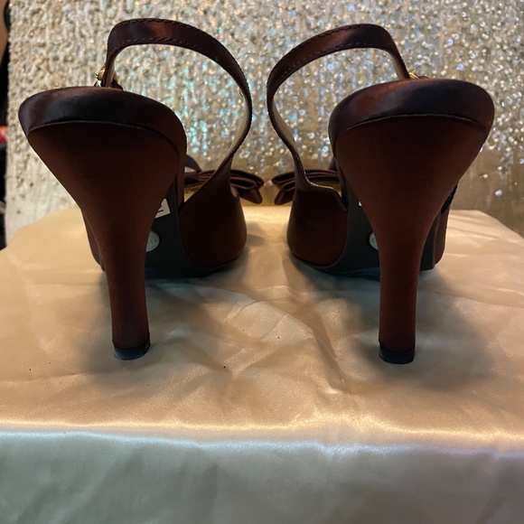 Me Too Rich Brown Satin Peep Toe 4" Heels Size 7M - Picture 3 of 9